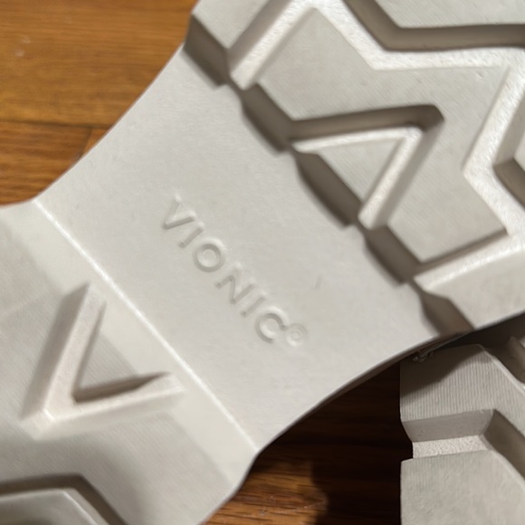 Vionic Cheryl Tan Women's Slip On Loafer Patent Leather Size 6 - Picture 3 of 5